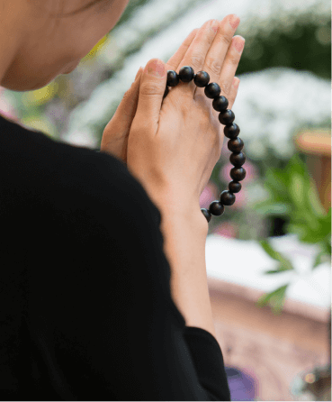 手を合わせる写真